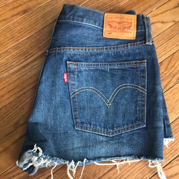 Like new Levi’s 501 Jean shorts - Picture 2 of 6
